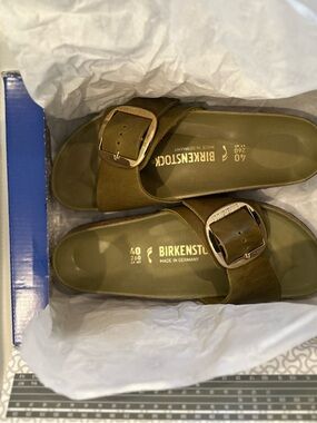 Birkenstock Olive Green Marid Sandie with gold Buckle  Women's Size 9